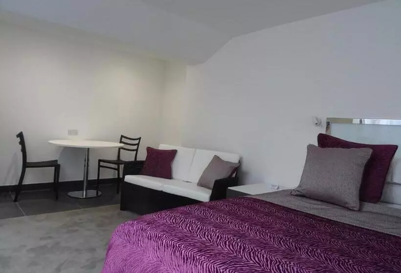 سوییت جونیور, Undercliff Guest House