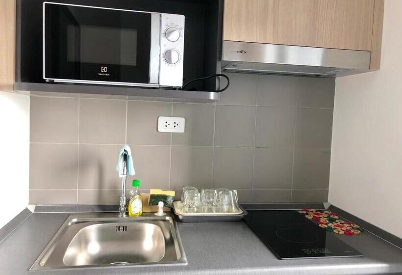 Студио Стандарт Вид на Бассейн, Ideo S115 New Luxury Condominium At Sukhumvit 115