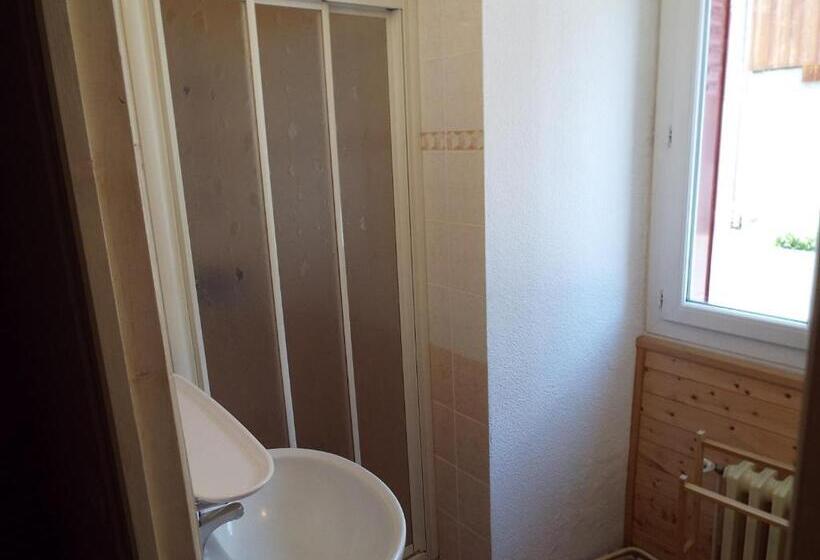 غرفة قياسية ثلاثية, Au Coeur Du Volcantal