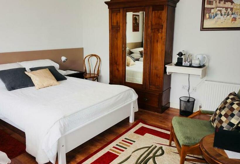 غرفة قياسية ثلاثية, Cartron House