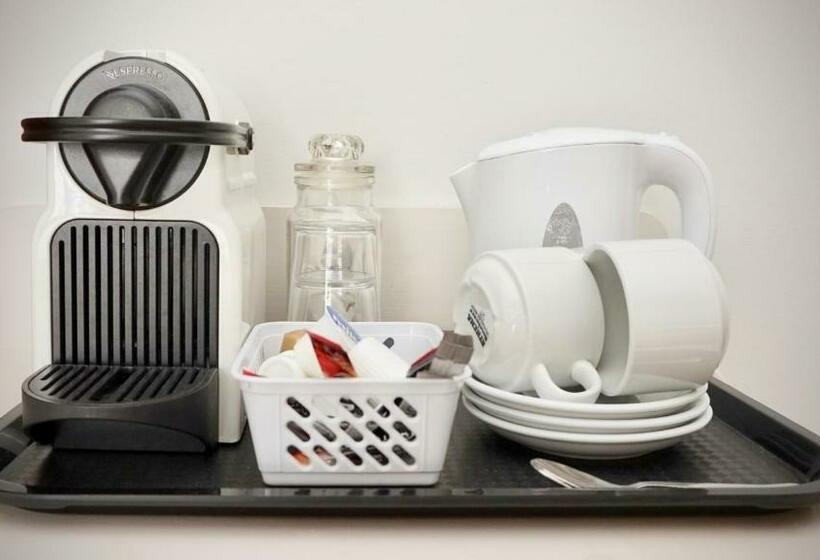 غرفة قياسية ثلاثية, Cartron House