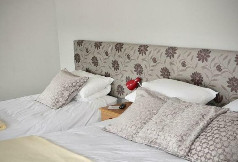 غرفة قياسية ثلاثية, Cartron House