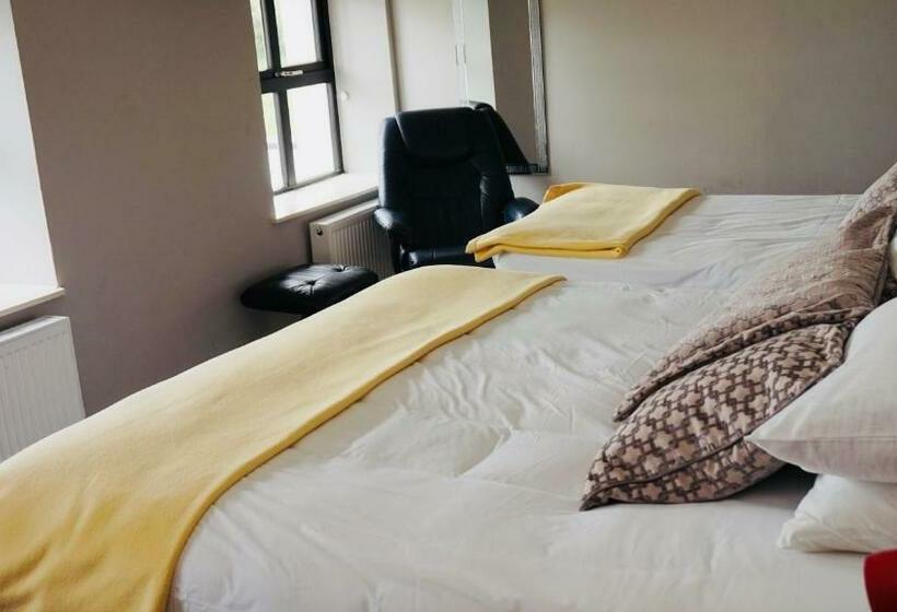 غرفة قياسية ثلاثية, Cartron House