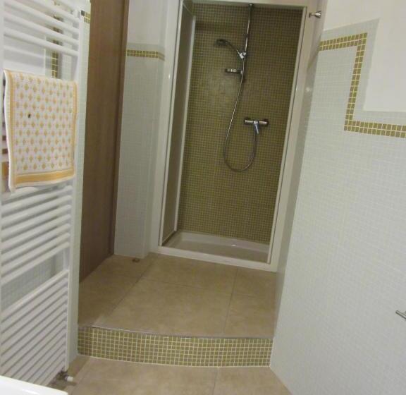 غرفة قياسية ثلاثية, Gli Acini