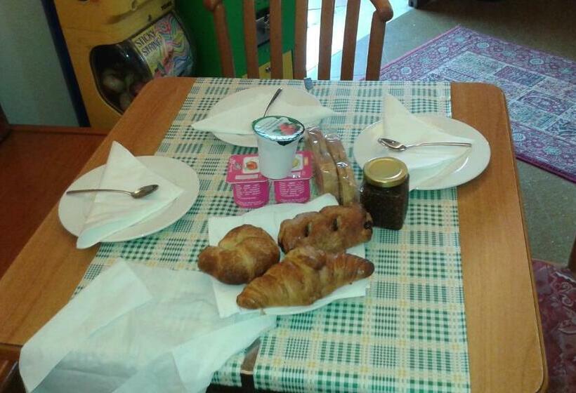 חדר סטנדרט לשלושה, Regina