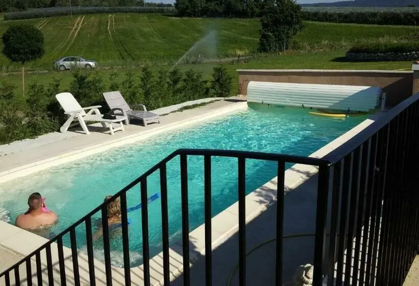 プールビュースタンダードルーム, Chambres D Hôtes Les Maïsses