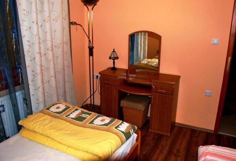 דירת חדר, Méz Bor Szálló