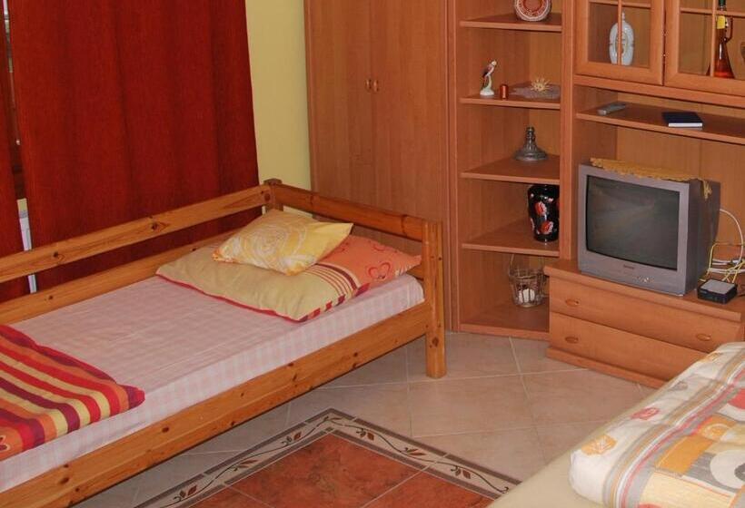 דירת חדר, Méz Bor Szálló