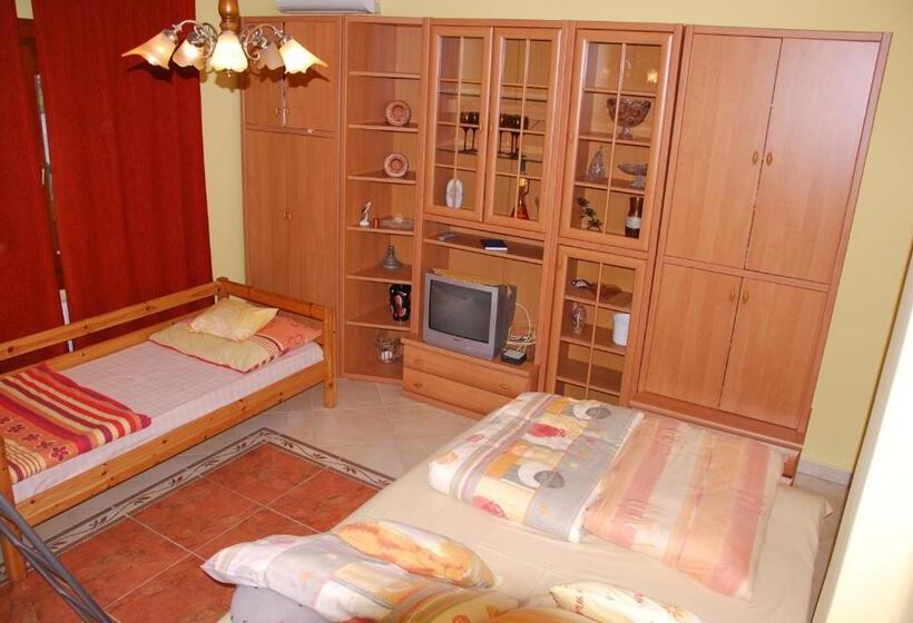 דירת חדר, Méz Bor Szálló