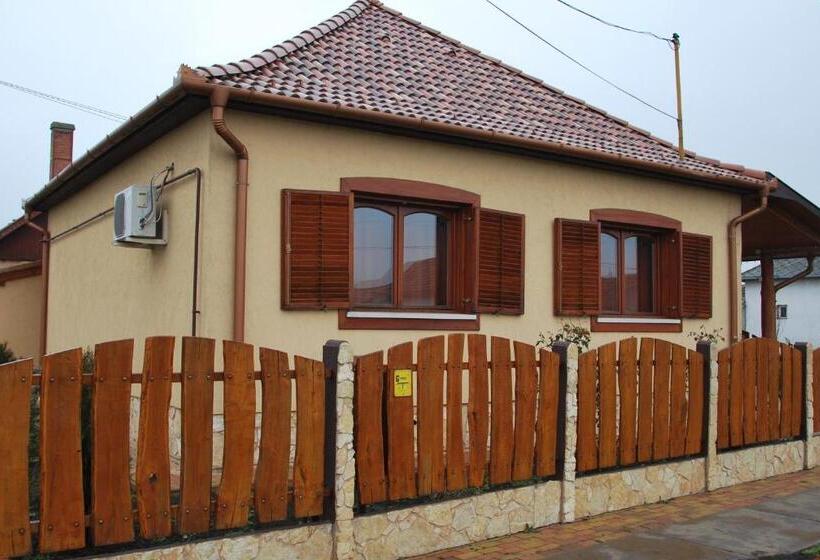 דירת חדר, Méz Bor Szálló