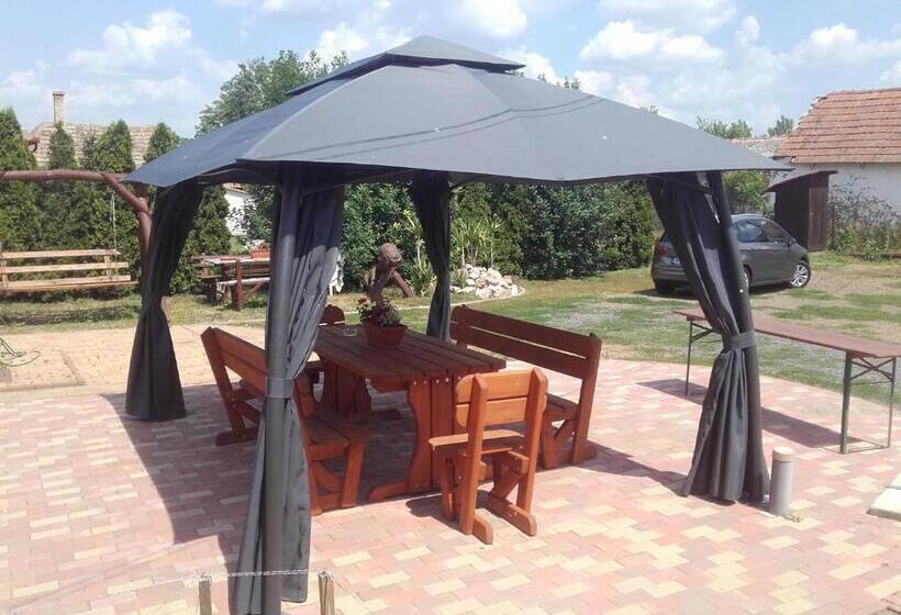 דירת חדר, Méz Bor Szálló