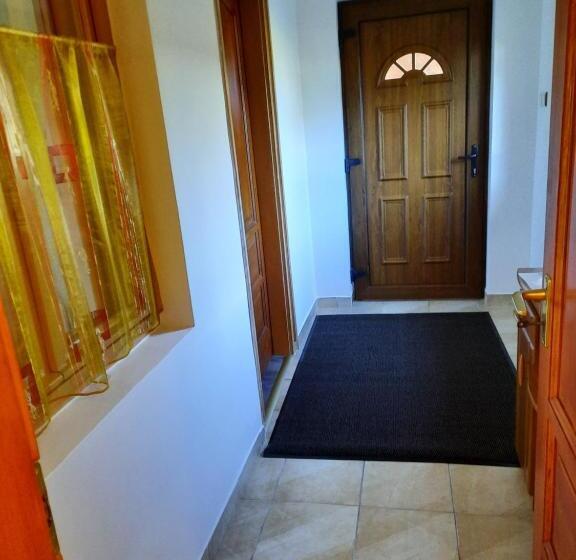 חדר סטנדרט לארבעה, Méz Bor Szálló