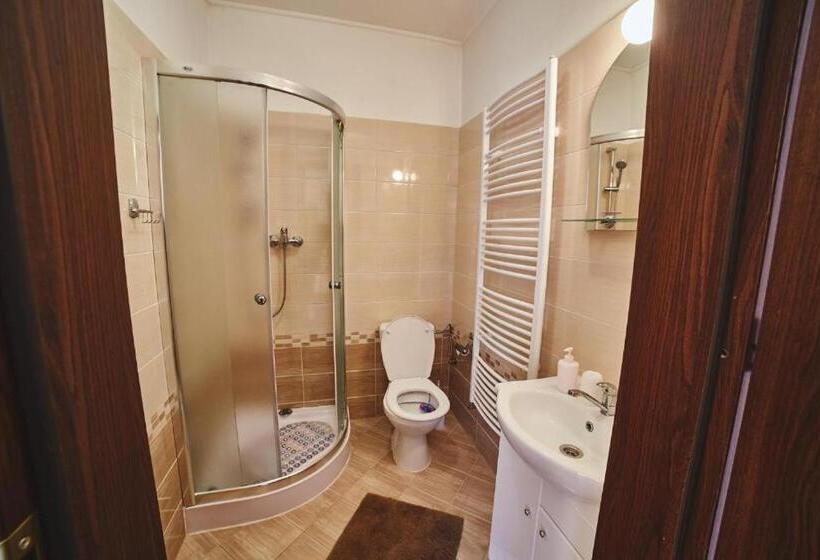 غرفة قياسية رباعية, Penzión Music