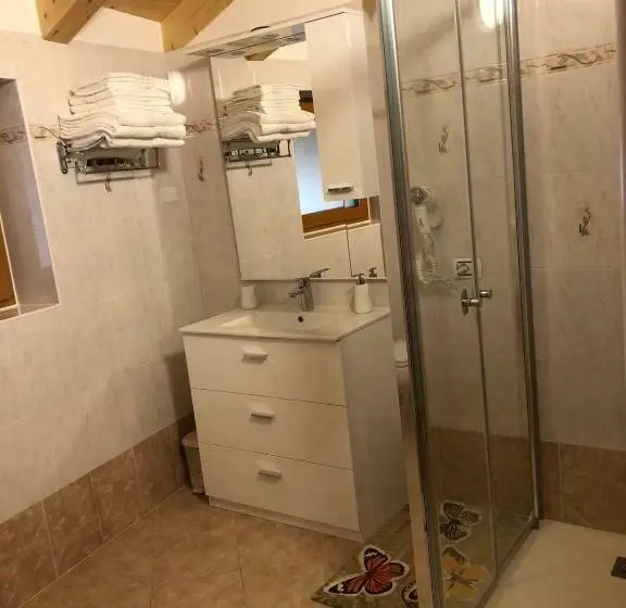 Deluxe Kolmen Hengen Huone, B&b Butterfly