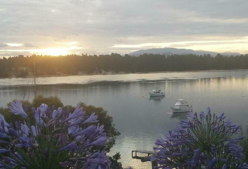 デラックスルーム, Lewi Waters