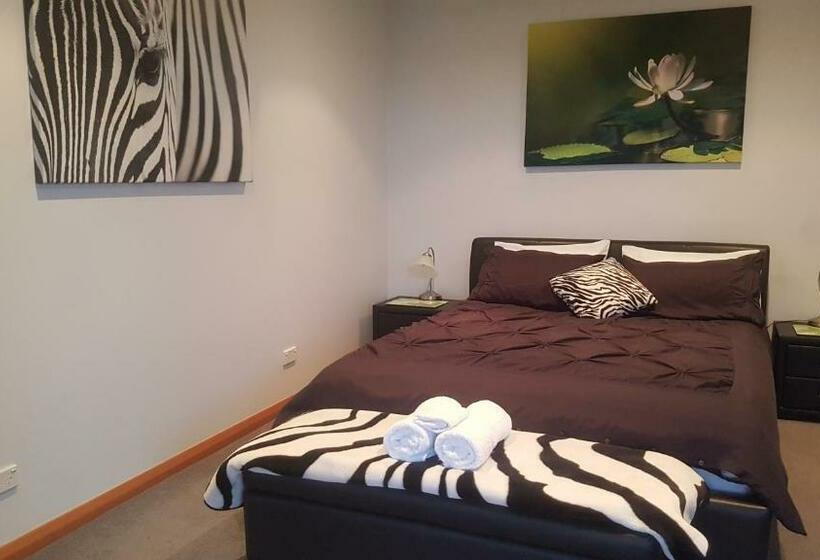 デラックスルーム, Lewi Waters