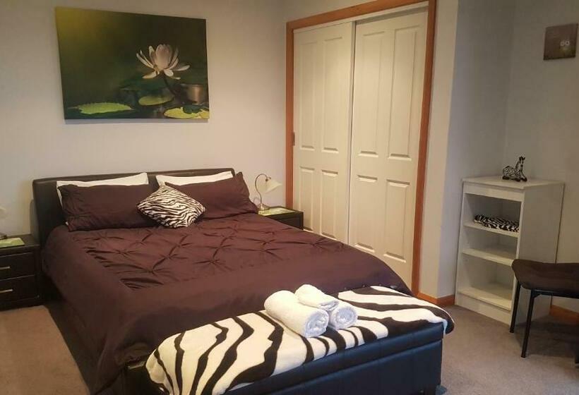 デラックスルーム, Lewi Waters