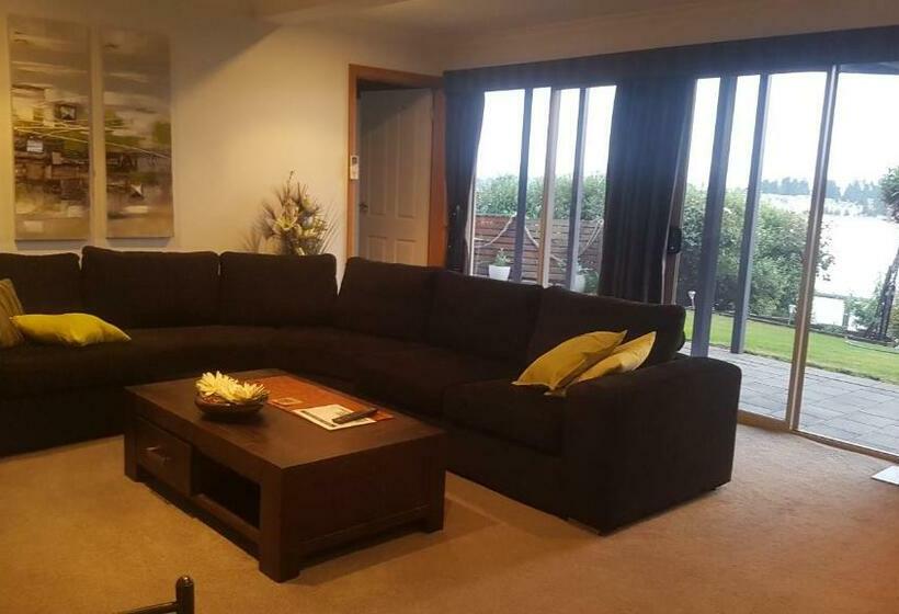 デラックスルーム, Lewi Waters