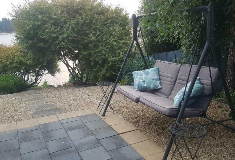 デラックスルーム, Lewi Waters