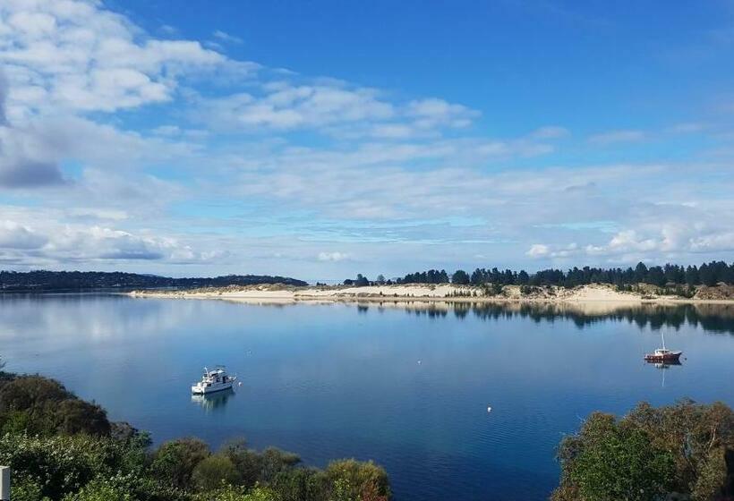 デラックスルーム, Lewi Waters