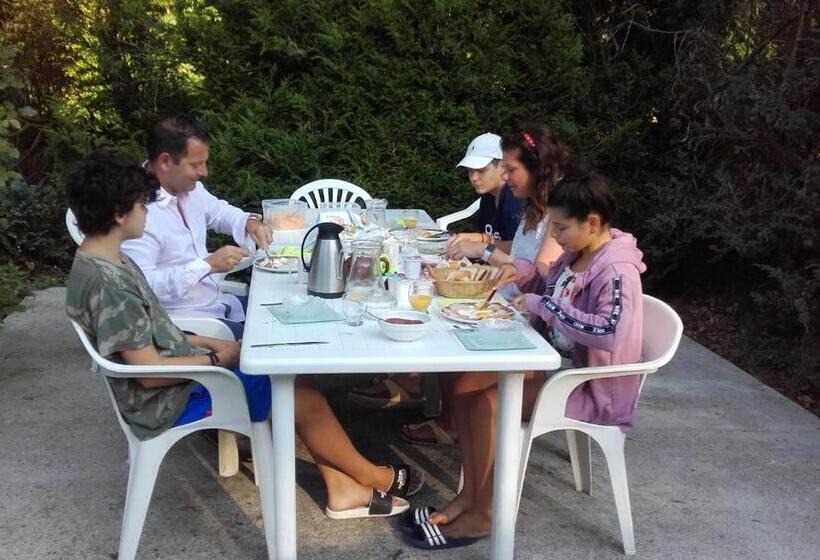 침실 2개 스위트, Bernafay Wood B&b