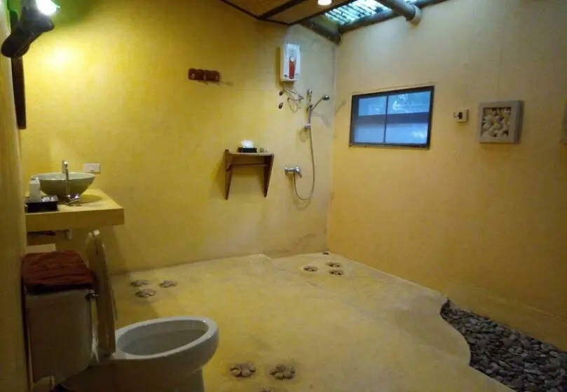 バルコニー付きスタンダードルーム, Baanwangnamkeaw Lodge