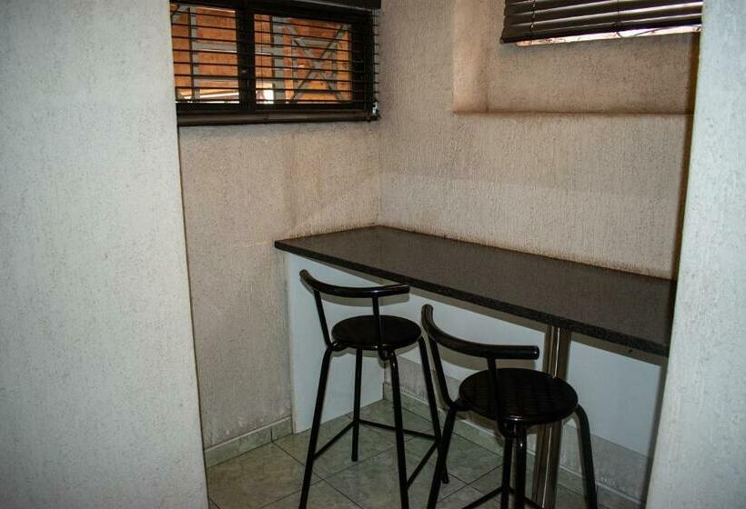 إستوديو قياسى سرير كينج, Lenasia Guest Lodge