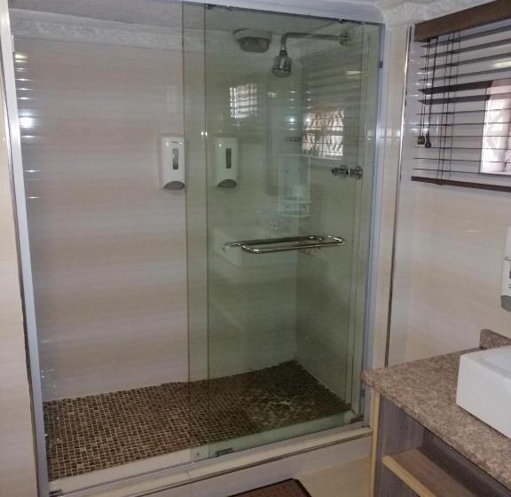 חדר סופריור עם מיטת קינג, Lenasia Guest Lodge