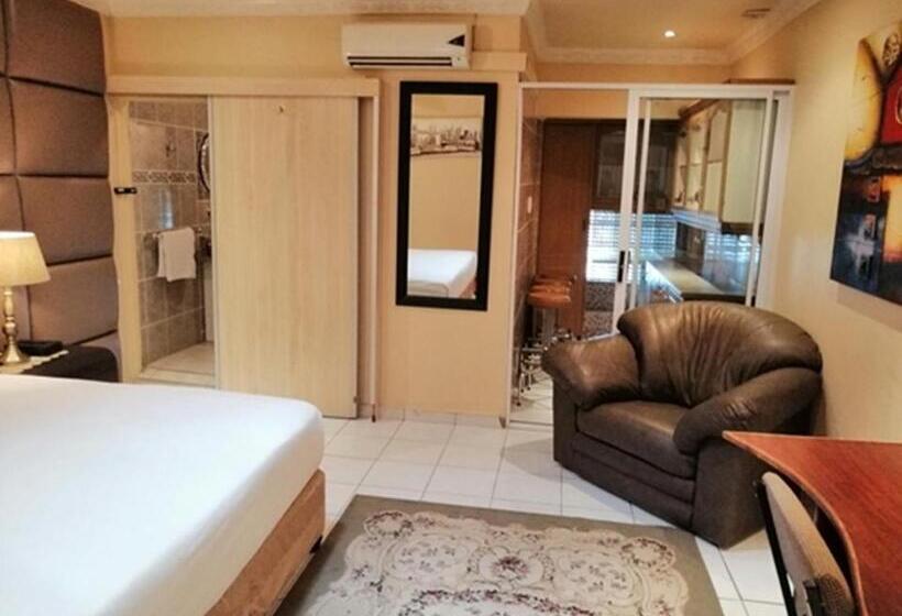 חדר דחוקס עם מיטת קינג, Lenasia Guest Lodge