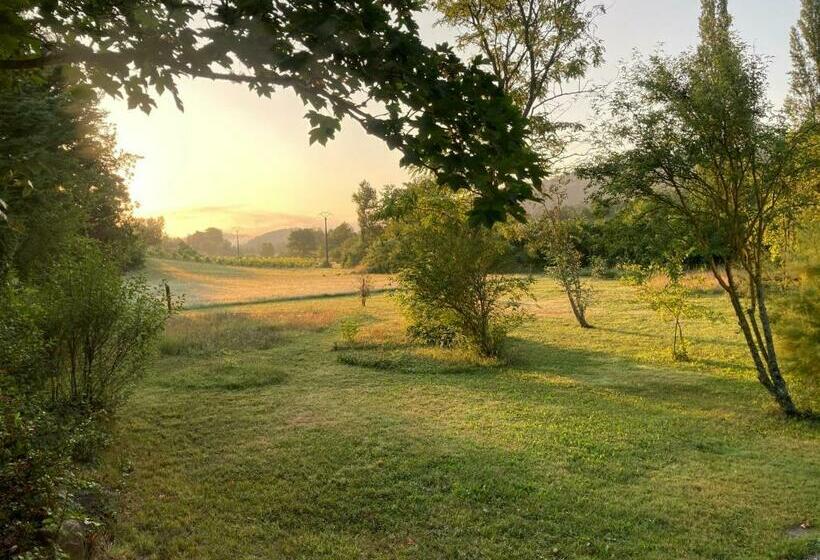Номер Стандарт Вид на Сад, Les Deux Chevaux Chambres D’hôtes