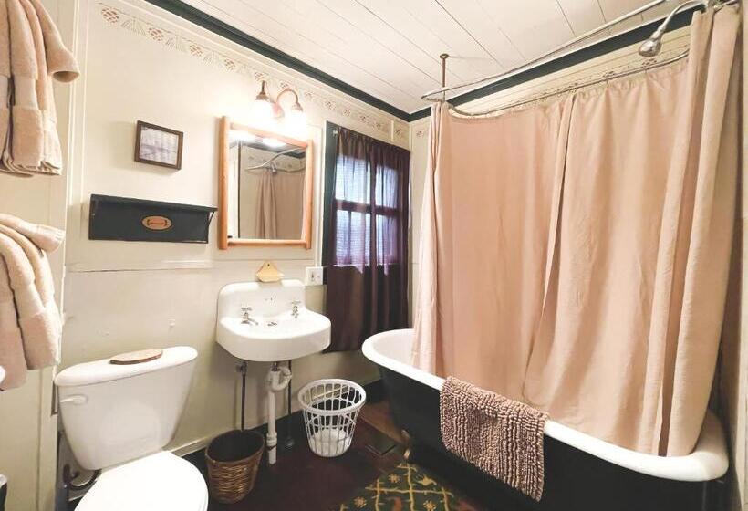 غرفة قياسية رباعية, White Pine Camp