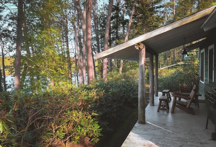 غرفة قياسية رباعية, White Pine Camp