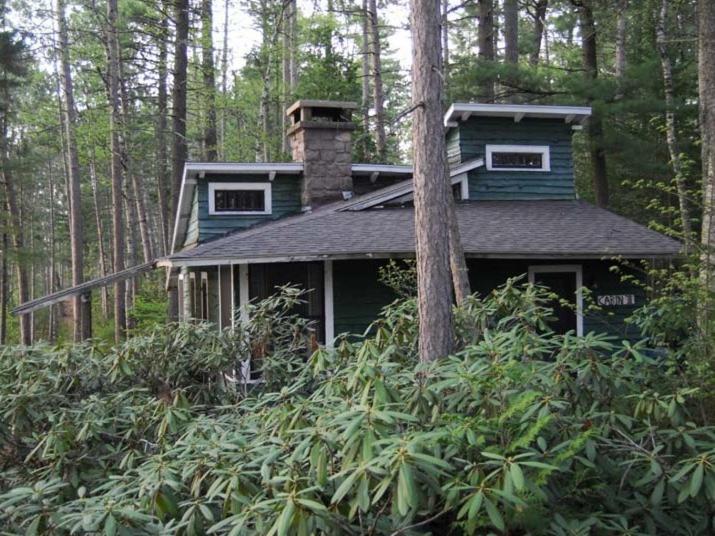 غرفة قياسية ثلاثية, White Pine Camp