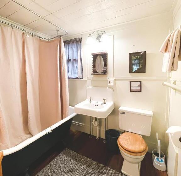 غرفة قياسية ثلاثية, White Pine Camp