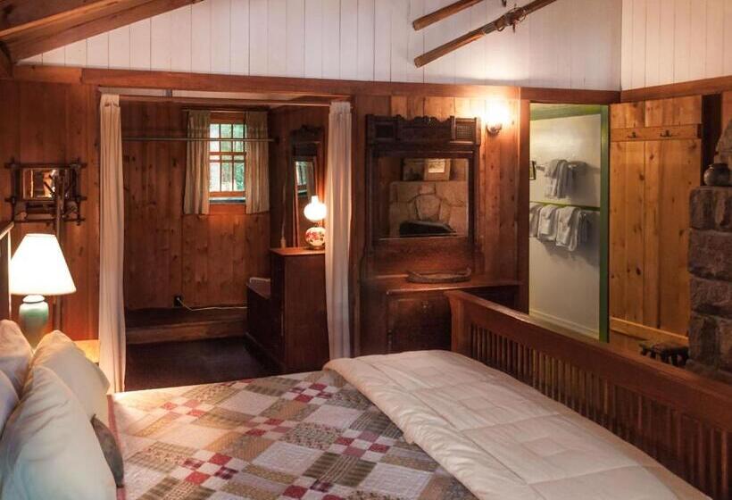 غرفة قياسية ثلاثية, White Pine Camp