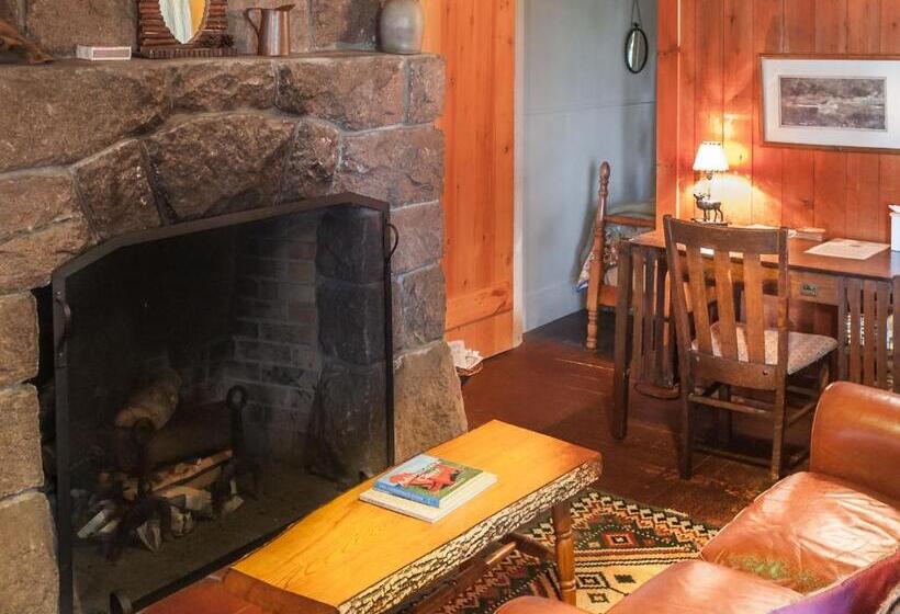 غرفة قياسية ثلاثية, White Pine Camp