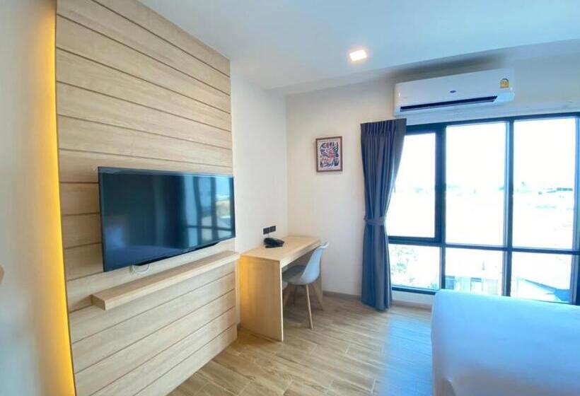 חדר בסיסי לשלושה, Mayuu Ayutthaya