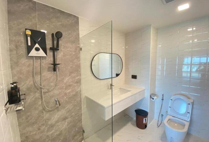 חדר בסיסי לשלושה, Mayuu Ayutthaya