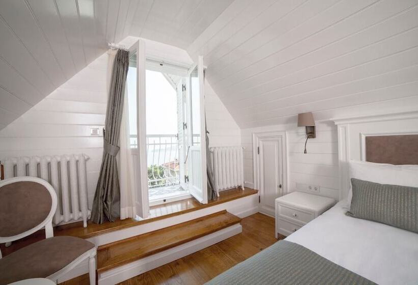 غرفة ديلوكس مطلّة علي البحر مزوَّدة بشُرفة, Triada Hotel Buyukada