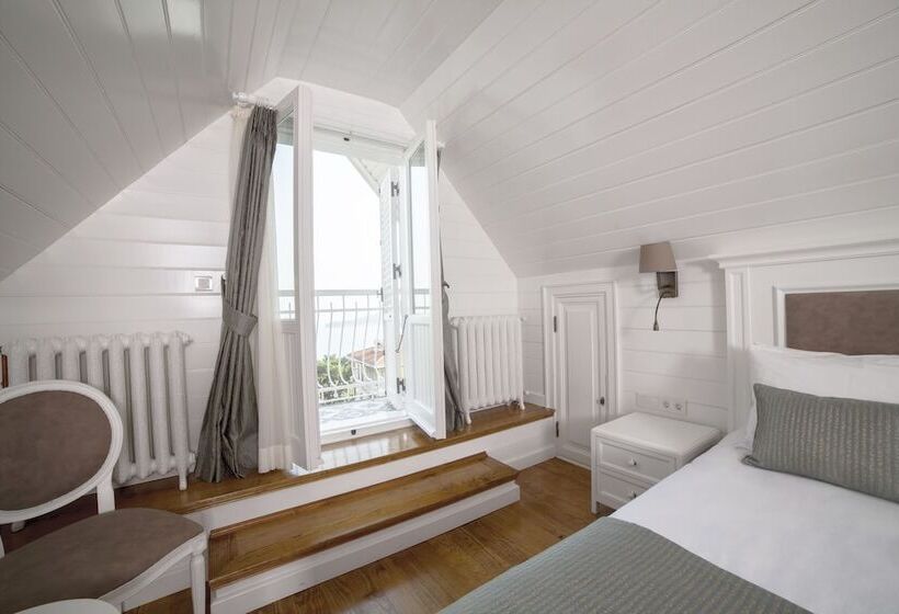 غرفة ديلوكس مطلّة علي البحر مزوَّدة بشُرفة, Triada Hotel Buyukada