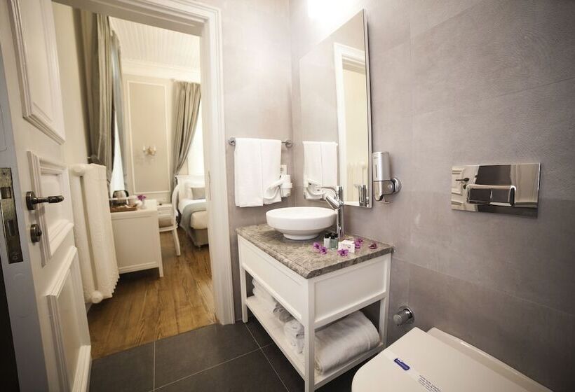 غرفة ديلوكس مطلّة علي البحر مزوَّدة بشُرفة, Triada Hotel Buyukada