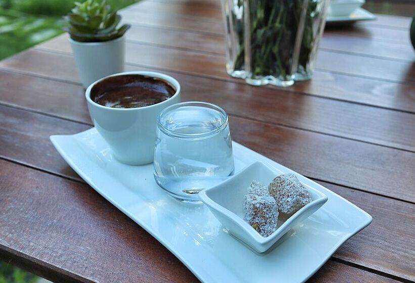 بنجلو عائلى, Triada Hotel Buyukada