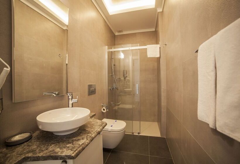 غرفة ديلوكس مطلّة علي البحر مزوَّدة بشُرفة, Triada Hotel Buyukada