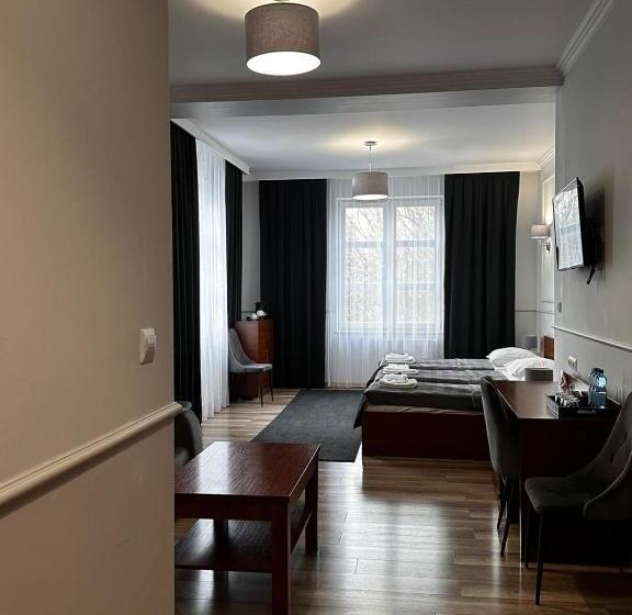 高级三人间, Nad Starą Nidą