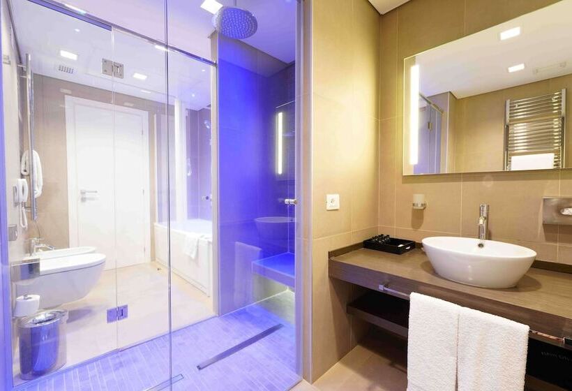 سوئیت با تخت بزرگ, Doubletree By Hilton Hotel Yerevan City Centre