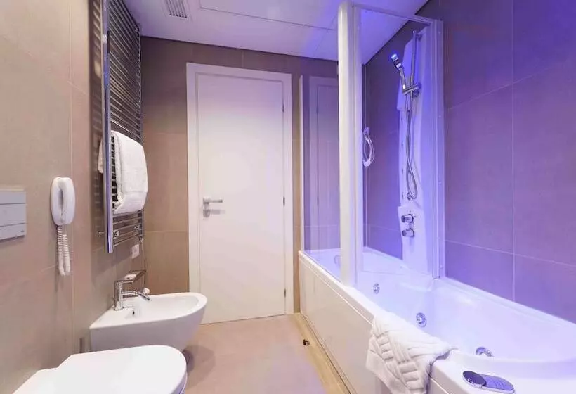 キングサイズベッドのスイートルーム, Doubletree By Hilton Hotel Yerevan City Centre