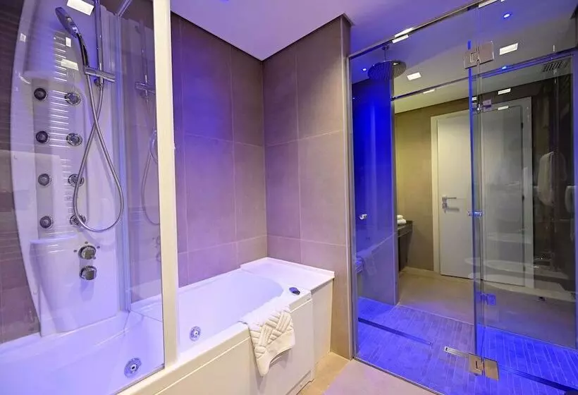キングサイズベッドのスイートルーム, Doubletree By Hilton Hotel Yerevan City Centre