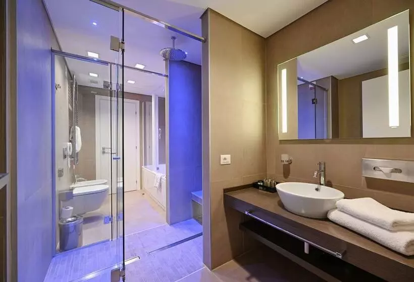 キングサイズベッドのスイートルーム, Doubletree By Hilton Hotel Yerevan City Centre