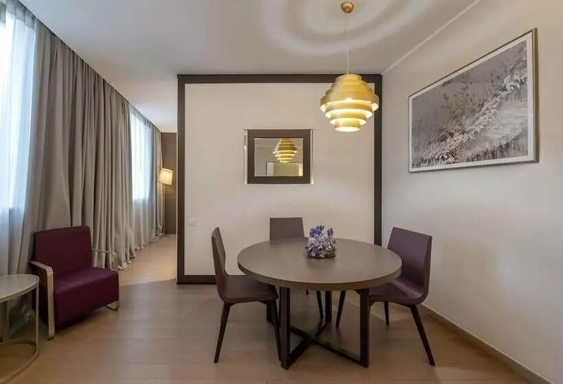 キングサイズベッドのスイートルーム, Doubletree By Hilton Hotel Yerevan City Centre
