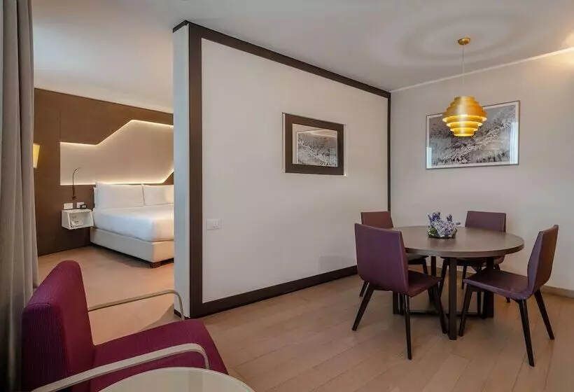 キングサイズベッドのスイートルーム, Doubletree By Hilton Hotel Yerevan City Centre